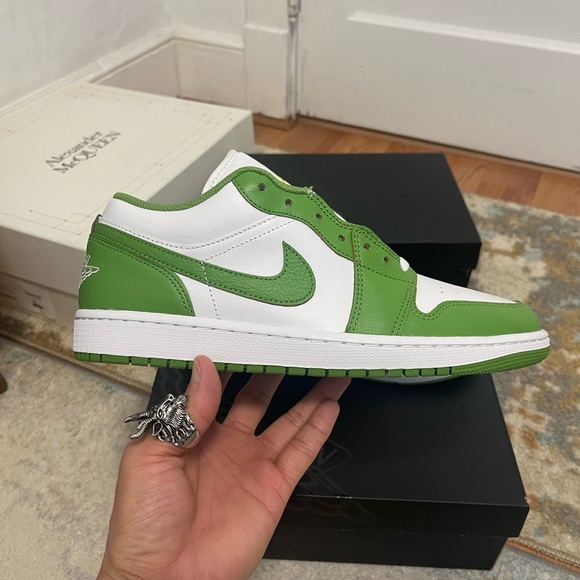 BIN Men’s Size 10 (Euro Sz 44) Air Jordan 1 Low SE Sneakers In White/Chlorophyll - Picture 9 of 16